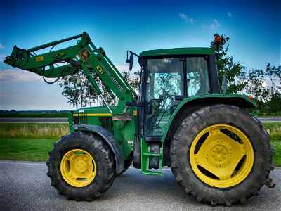 Moderner John Deere Traktor mit Frontlader