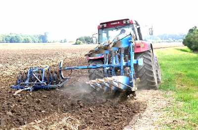 Leistungsstarker Lindner Traktor bei der Feldarbeit