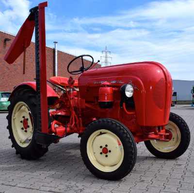 Porsche Traktor mit Seitenmähwerk