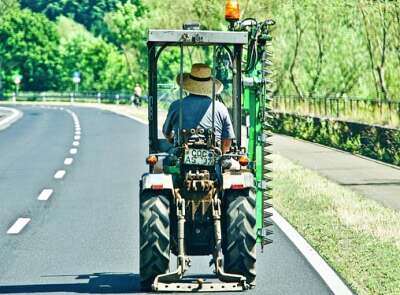 Schmalspurtraktor auf der Straße