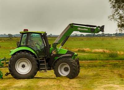 Moderner Deutz DY Traktor