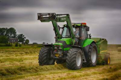 Aktueller Deutz Agrotron Traktor